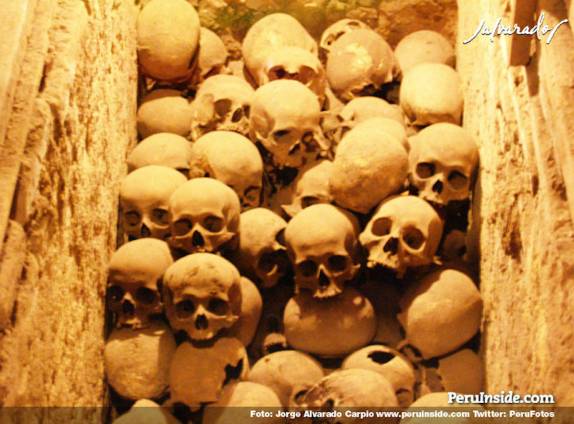 Ossos nas catacumbas do Mosteiro de São Francisco, em Lima - Peru